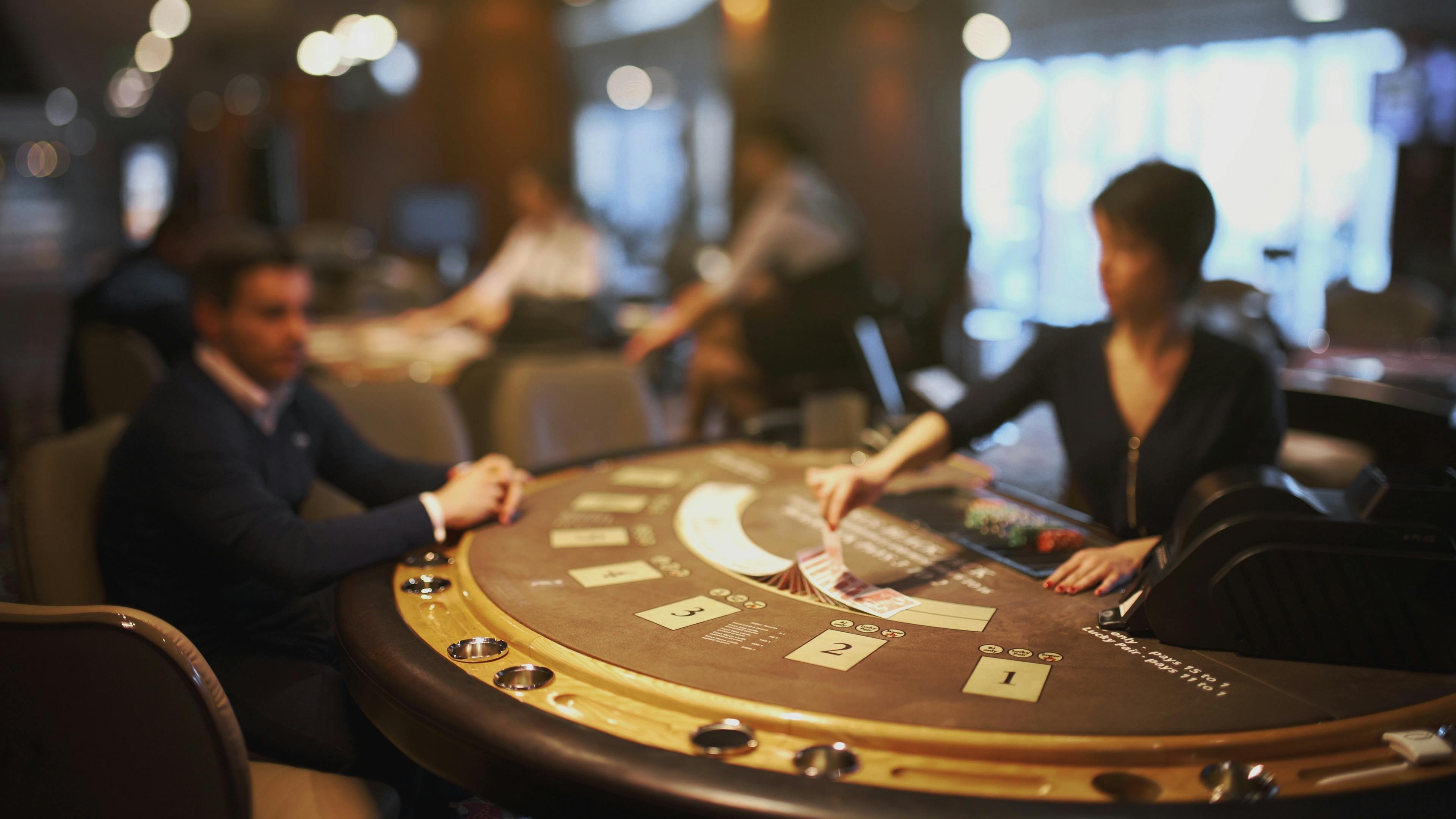 Professional croupier dealing cards in huntertoto togel studio